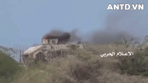 Xé kháng mìn Cougar HE bị phiến quân Houthi phục kích bắn cháy