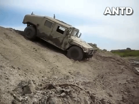 Xe bọc thép Humvee biểu diễn tính năng vượt địa hình tuyệt vời.