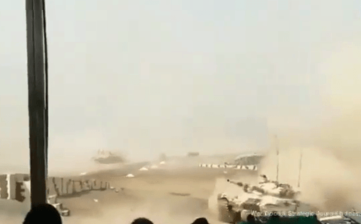 Xe tăng Ấn Độ lao nhanh vào khán đài Xe tăng Ấn Độ lao nhanh vào khán đài