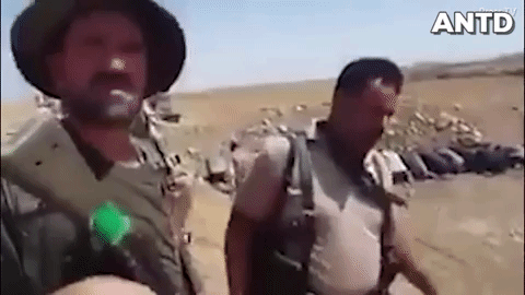 Trong hình là những binh sĩ quân đội Iraq đang canh gác các chiến binh IS xin hàng.