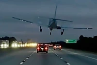 Khoảnh khắc máy bay lao xuống đường cao tốc, đâm trúng ôtô 