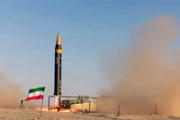 Iran đã phóng hàng chục tên lửa đạn đạo đáp trả về phía Israel