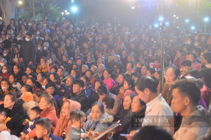 Hàng nghìn người theo dõi lễ hội. Ảnh: Gia Khiêm Hàng nghìn người theo dõi lễ hội. Ảnh: Gia Khiêm