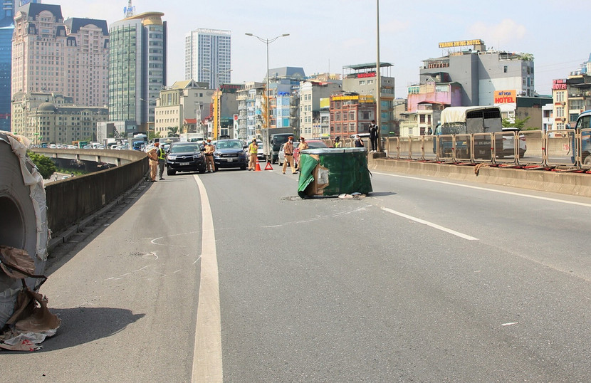 Cuộn thép rơi xuống đường Vành đai 3 ngày 9/8/2022. Cuộn thép rơi xuống đường Vành đai 3 ngày 9/8/2022.