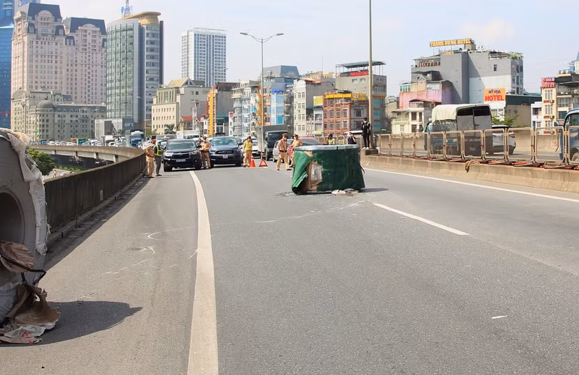 Cuộn thép rơi xuống đường Vành đai 3 ngày 9/8/2022.