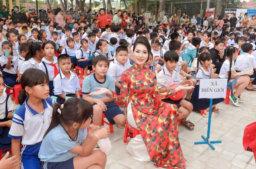 Hoa hậu Nhân ái Nguyễn Ngọc Hiếu cùng trẻ em các xã huyện Châu Thành trong đêm hội Trung thu