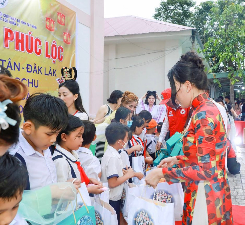 Những phần quà ý nghĩa được trao đến cho các trẻ em tại đây