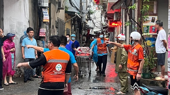 Các thành viên Đội cứu hộ FAS Angel mặc áo cam