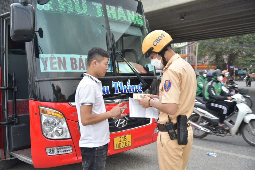 Đội CSGT số 6 kiểm tra xe khách trên đường Phạm Hùng Đội CSGT số 6 kiểm tra xe khách trên đường Phạm Hùng