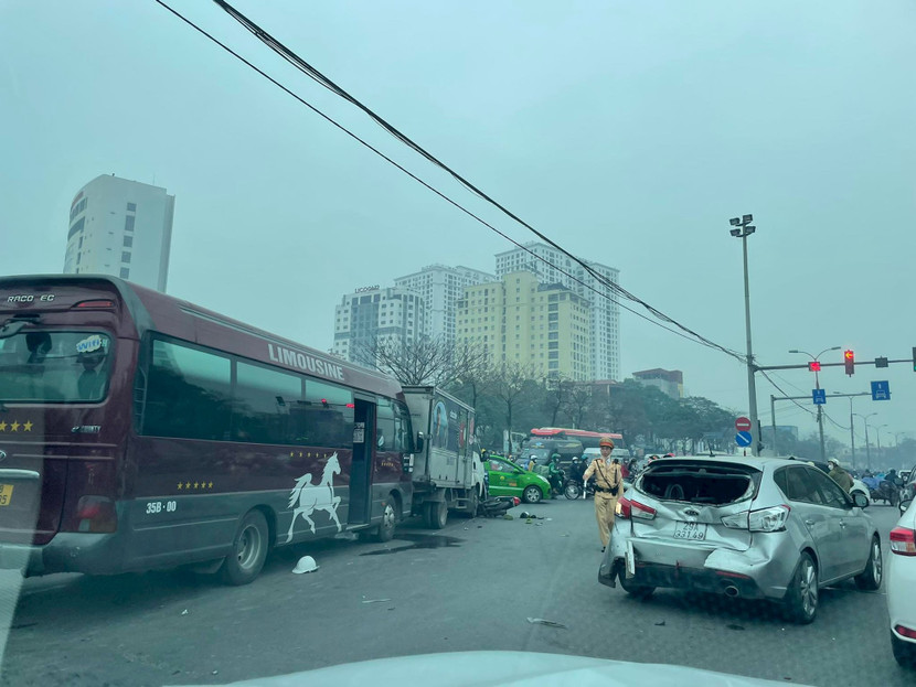 Hiện trường vụ tai nạn liên hoàn Hiện trường vụ tai nạn liên hoàn