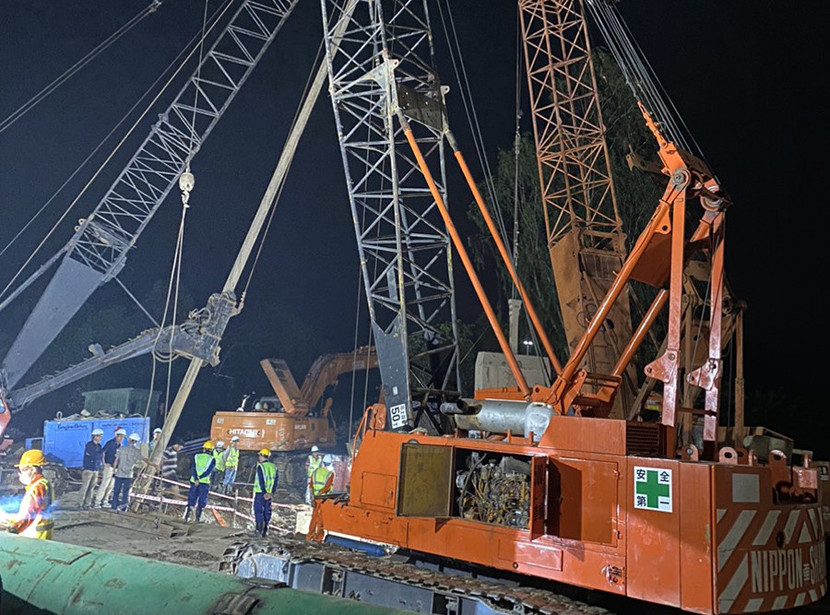 Hiện trường giải cứu cháu bé lọt xuống trụ bê tông tại Đồng Tháp