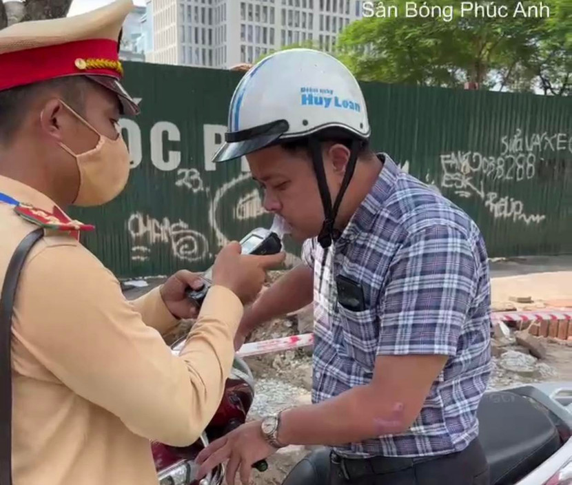 Đội CSGT số 6 kiểm tra nồng độ cồn chiều 19/9.