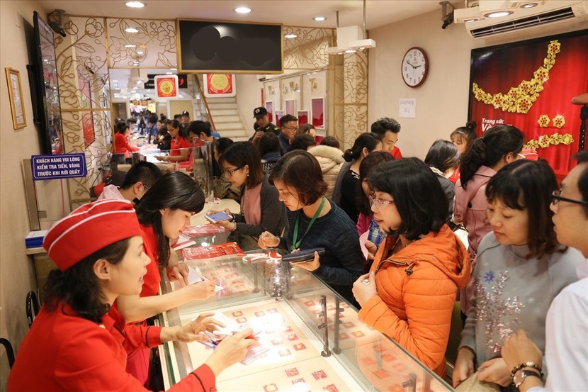 Người dân xếp hàng mua vàng ngày Vía Thần tài