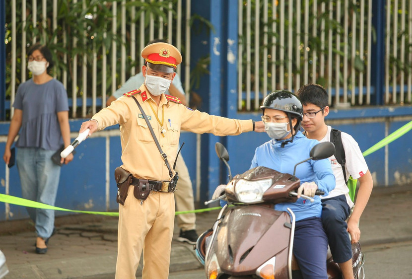 Cán bộ chiến sĩ Đội CSGT số 6 phân luồng giao thông trước điểm thi