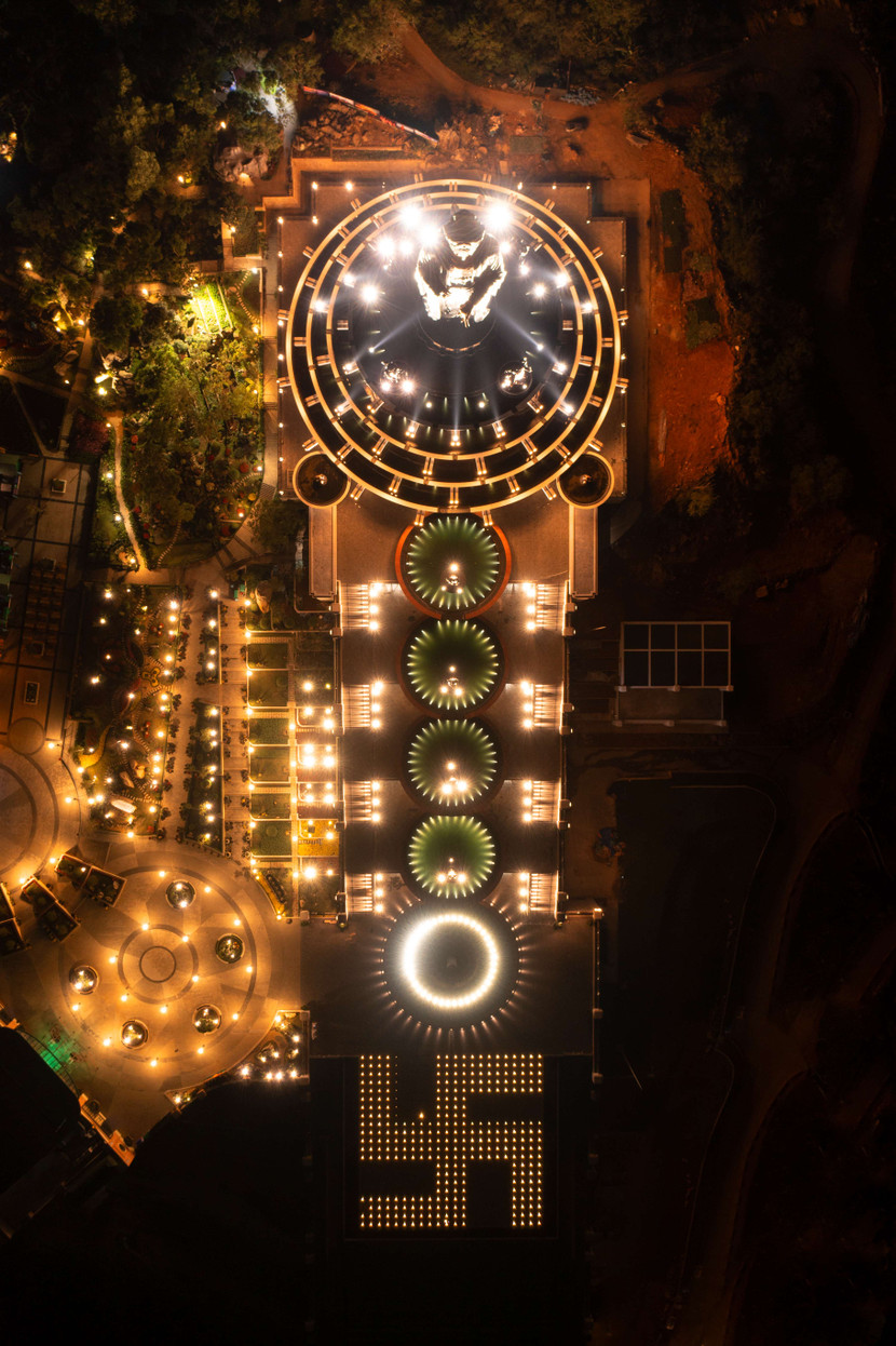 Hơn 3500 ngọn đèn được sử dụng để thắp sáng núi Bà Đen