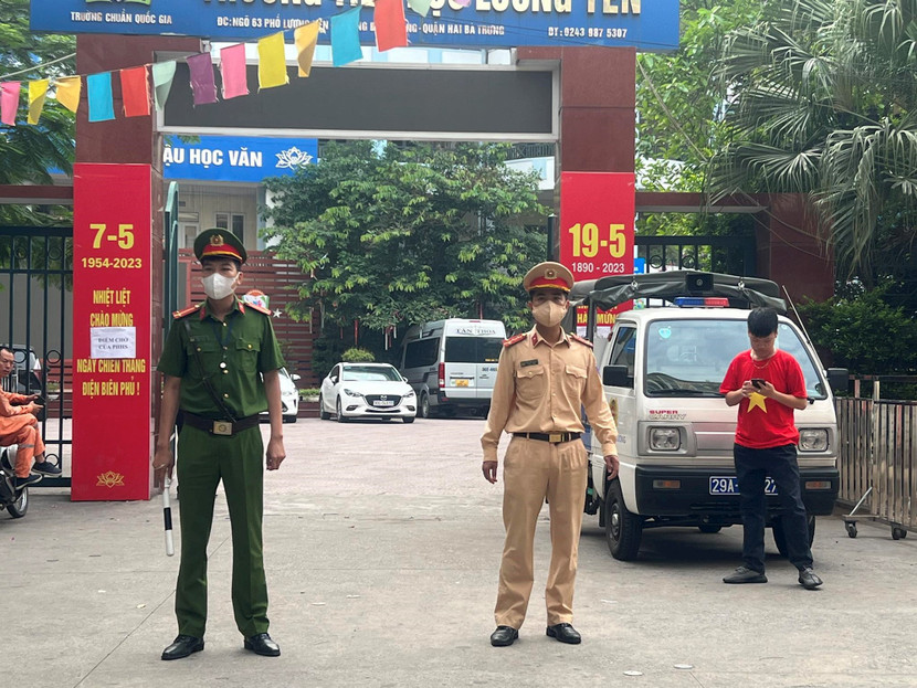 Đội CSGT số 4 phối hợp cùng các lực lượng đảm bảo an ninh trật tự tại điểm thi trường THPT Lương Yên