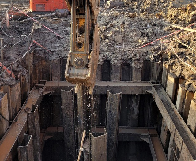 Công tác đào đất rất khó khăn vì đất sét dẻo mút chặt lấy thiết b chuyên dụng.