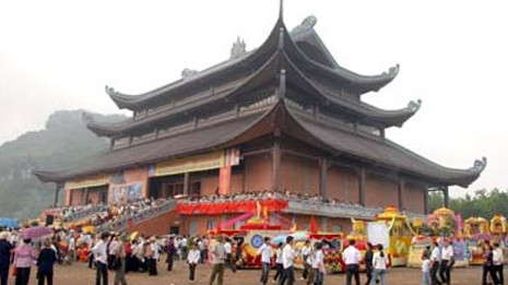 Lễ hội chùa Bái Đính tổ chức từ ngày mùng 6 tháng Giêng và kéo dài đến hết tháng 3 Âm lịch