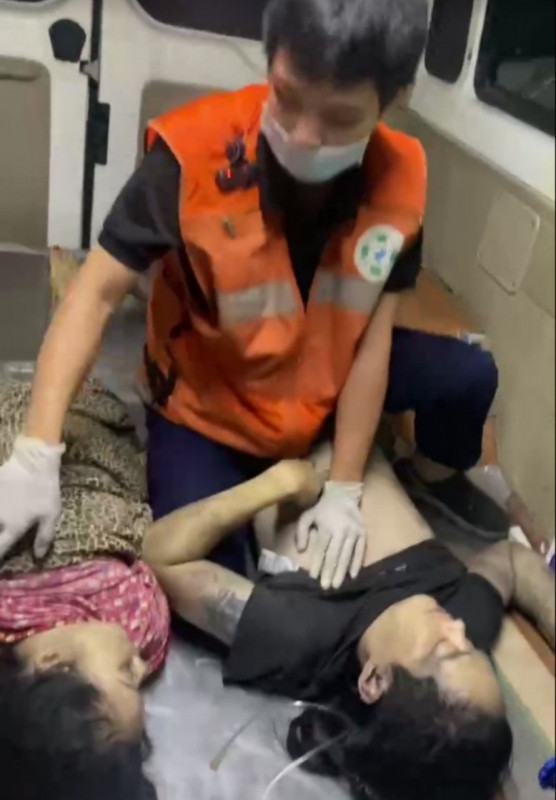 Thành viên Đội cứu hộ FAS Angel sơ cứu cho nạn nhân.