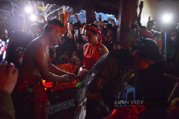 Khi chủ tế yêu cầu tắt đèn, hô lên cũng là lúc hai linh vật giao kết và ước vọng cho mùa màng bội thu. Ảnh: Gia Khiêm Khi chủ tế yêu cầu tắt đèn, hô lên cũng là lúc hai linh vật giao kết và ước vọng cho mùa màng bội thu. Ảnh: Gia Khiêm
