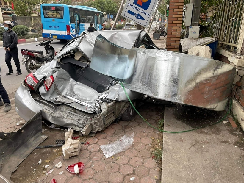 Xe ô tô con bị cuộn thép đè nát tại Thạch Thất Xe ô tô con bị cuộn thép đè nát tại Thạch Thất