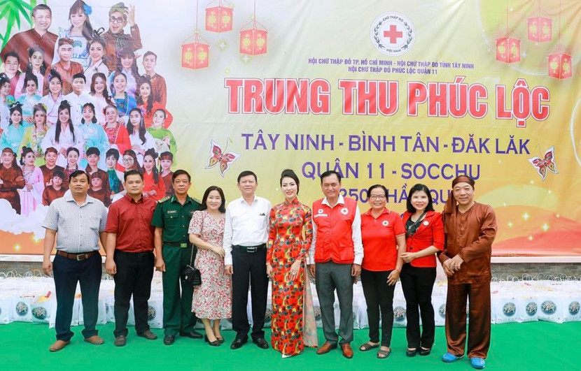 Hoa hậu Ngọc Hiếu cùng các lãnh đạo tham dự