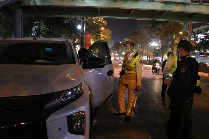 Cảnh sát 141 lập chốt xử lý vi phạm nồng độ cồn xuyên đêm Giao thừa.