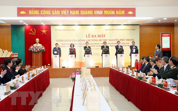 Ông Võ Văn Thưởng, Ủy viên Bộ Chính trị, Thường trực Ban Bí thư và các lãnh đạo thực hiện nghi thức phát hành sách điện tử. (Ảnh: Phương Hoa/TTXVN) Ông Võ Văn Thưởng, Ủy viên Bộ Chính trị, Thường trực Ban Bí thư và các lãnh đạo thực hiện nghi thức phát hành sách điện tử. (Ảnh: Phương Hoa/TTXVN)