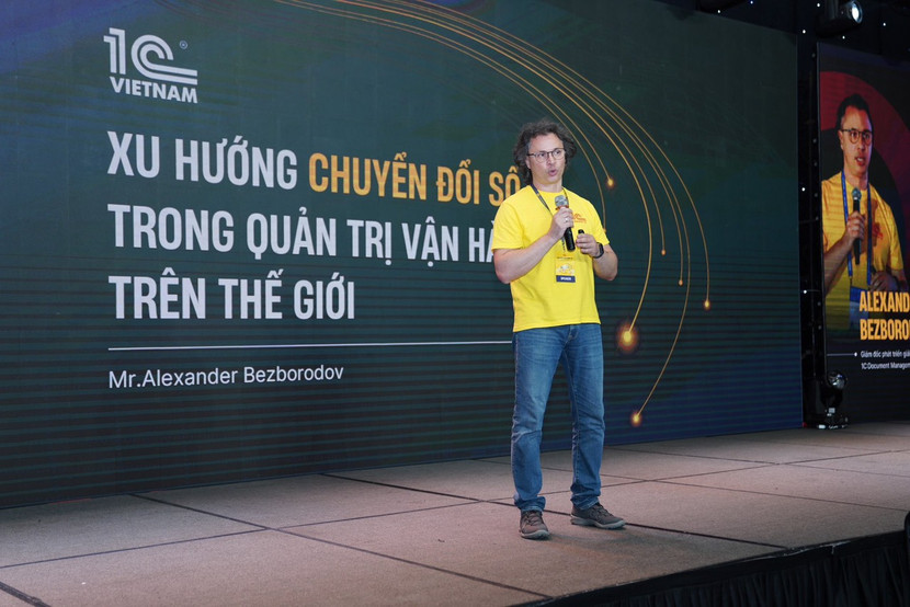 Ông Alexander Bezborodov - Giám đốc phát triển giải pháp 1C:Document Management toàn cầu - trình bày về xu hướng chuyển đổi số trong quản trị vận hành trên thế giới Ông Alexander Bezborodov - Giám đốc phát triển giải pháp 1C:Document Management toàn cầu - trình bày về xu hướng chuyển đổi số trong quản trị vận hành trên thế giới