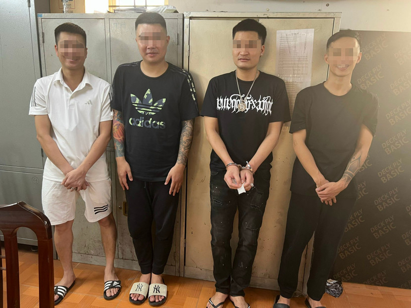 Các đối tượng bị tổ công tác Y2/141 phát hiện tàng trữ trái phép ma túy. Các đối tượng bị tổ công tác Y2/141 phát hiện tàng trữ trái phép ma túy.