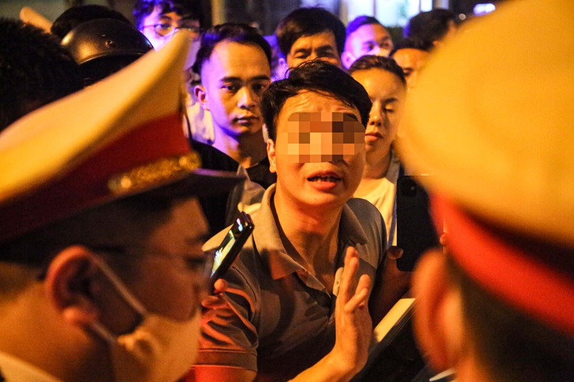 Nam lái xe tranh cãi với cảnh sát. Ảnh: Đ.T Nam lái xe tranh cãi với cảnh sát. Ảnh: Đ.T