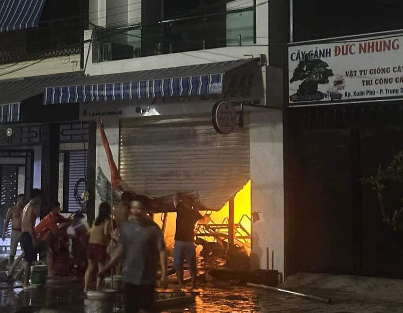 Hiện trường vụ cháy xe điện tại nhà dân thuộc khu phố Xuân Phú, phường Trung Sơn, TP Sầm Sơn, tỉnh Thanh Hóa