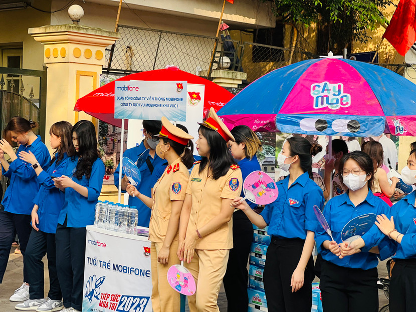 Cán bộ chiến sĩ Đội CSGT số 1 phát nước cho thí sinh tại các điểm thi