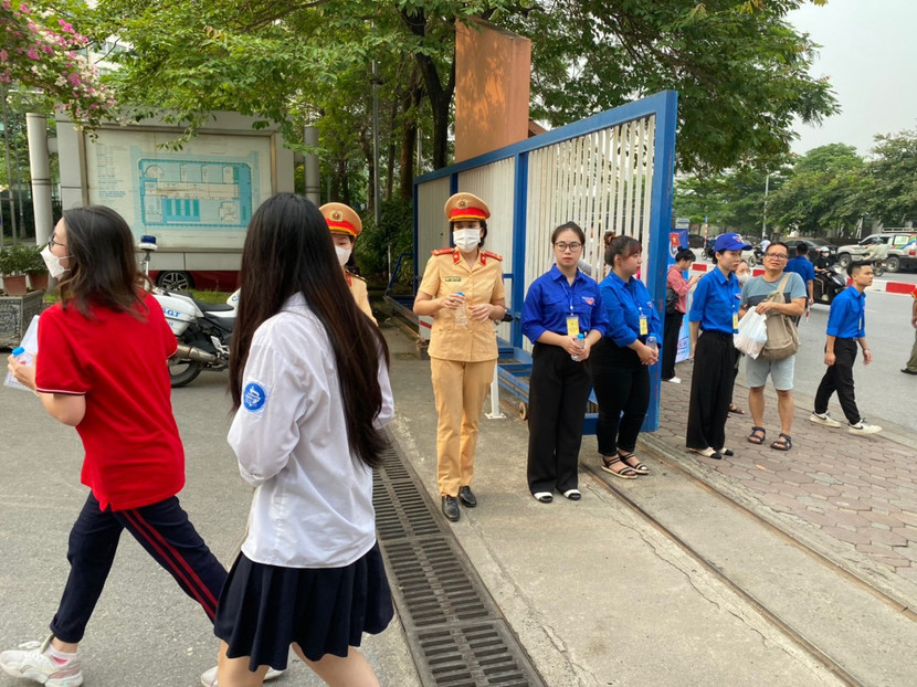 Cán bộ chiến sĩ Đội CSGT số 6 có mặt tại điểm thi trường THPT Amtesdam hỗ trợ thí sinh