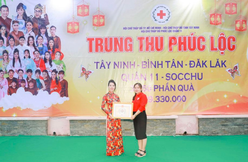 Hoa hậu Ngọc Hiếu đại diện Hội Chữ thập đỏ Phúc Lộc nhận bảng “Tấm lòng vàng nhân đạo” từ Hội Chữ thập đỏ tỉnh Tây Ninh thay lời cảm ơn
