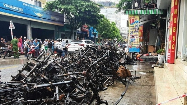 Hiện trường vụ cháy nhà ở kết hợp kinh doanh buôn bán xe điện khiến 3 người tử vong ở Hoài Đức, Hà Nội.