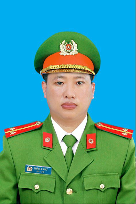 Trung úy Thào A Khư (lĩnh vực an ninh trật tự), sinh năm 1992, cán bộ Công an huyện Điện Biên, tỉnh Điện Biên. Trung úy Thào A Khư (lĩnh vực an ninh trật tự), sinh năm 1992, cán bộ Công an huyện Điện Biên, tỉnh Điện Biên.