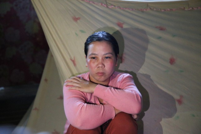 Chị Nguyễn Thị Mỹ Linh từ khi con bị nạn liên tục ngất xỉu vì quá lo lắng. Ảnh: Tiền phong Chị Nguyễn Thị Mỹ Linh từ khi con bị nạn liên tục ngất xỉu vì quá lo lắng. Ảnh: Tiền phong