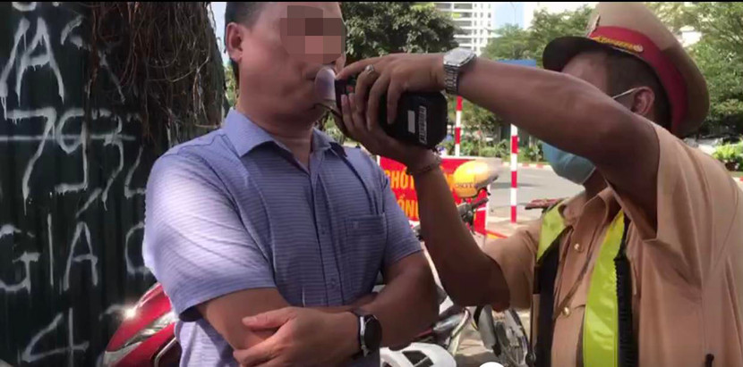 Lái xe Đ.T.H vi phạm ở mức 0,375mg/lít khí thở (Ảnh cắt từ clip)