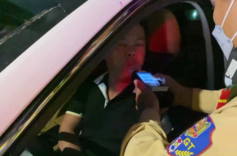 Lái xe L.D.T vi phạm ở mức 0,211mg/lít khí thở nhưng không chấp hành ký biên bản xử phạt.