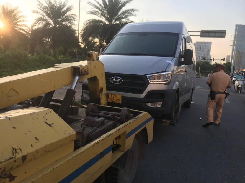 Ô tô khách 16 chỗ BKS 17F-002.73 đón khách không đúng địa điểm quy định, lái xe không xuất trình được giấy phép lái xe, đăng ký xe. Ô tô khách 16 chỗ BKS 17F-002.73 đón khách không đúng địa điểm quy định, lái xe không xuất trình được giấy phép lái xe, đăng ký xe.