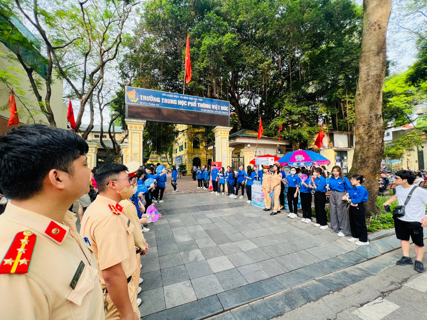 Cán bộ chiến sĩ Đội CSGT số 1 ứng trực tại điểm thi trường THPT Việt Đức