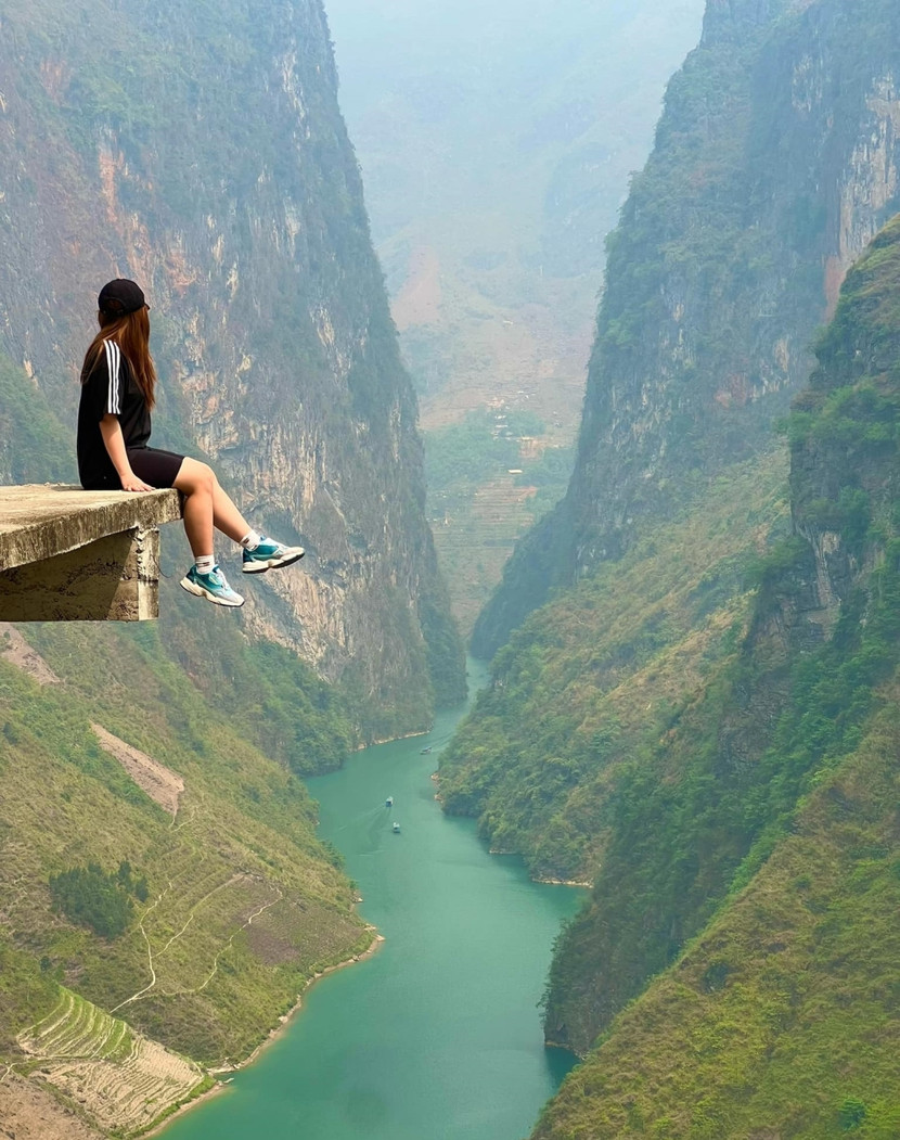 Du khách chụp ảnh tại ngôi nhà có tầm nhìn bao trọn sông Nho Quế. Ảnh: Facebook Nguyễn Tiệp Du khách chụp ảnh tại ngôi nhà có tầm nhìn bao trọn sông Nho Quế. Ảnh: Facebook Nguyễn Tiệp