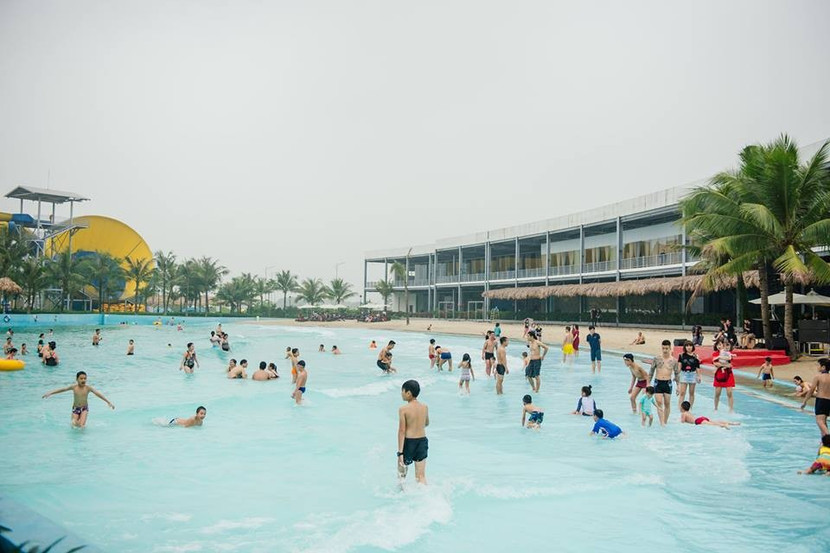 Hoạt động vui chơi dành cho thiếu nhi tại khu biển nhân tạo của Khu vui chơi giải trí Tuần Châu. Hoạt động vui chơi dành cho thiếu nhi tại khu biển nhân tạo của Khu vui chơi giải trí Tuần Châu.