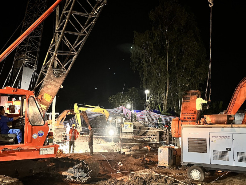 Lực lượng cứu hộ xuyên đêm thực hiện các phương án đưa thi thể Hạo Nam lên mặt đất Lực lượng cứu hộ xuyên đêm thực hiện các phương án đưa thi thể Hạo Nam lên mặt đất