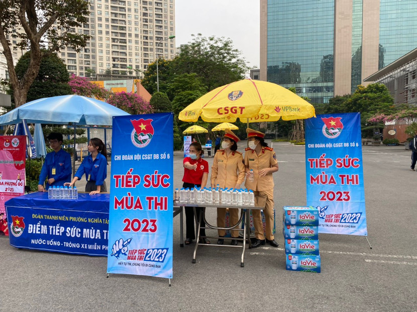 Cán bộ chiến sĩ Đội CSGT số 6 có mặt tại điểm thi trường THPT Amtesdam hỗ trợ thí sinh