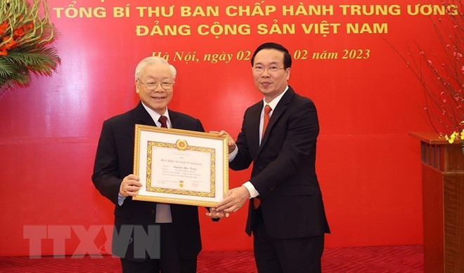 Ông Võ Văn Thưởng, Ủy viên Bộ Chính trị, Thường trực Ban Bí thư trao Huy hiệu 55 năm tuổi Đảng tặng Tổng Bí thư Nguyễn Phú Trọng. (Ảnh: Trí Dũng/TTXVN) Ông Võ Văn Thưởng, Ủy viên Bộ Chính trị, Thường trực Ban Bí thư trao Huy hiệu 55 năm tuổi Đảng tặng Tổng Bí thư Nguyễn Phú Trọng. (Ảnh: Trí Dũng/TTXVN)