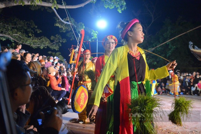 Theo người dân địa phương mọi năm lượng người đổ về cũng rất đông nhưng năm nay lễ hội thu hút lượng người đông hơn cả. Ảhnh: Gia Khiêm Theo người dân địa phương mọi năm lượng người đổ về cũng rất đông nhưng năm nay lễ hội thu hút lượng người đông hơn cả. Ảhnh: Gia Khiêm