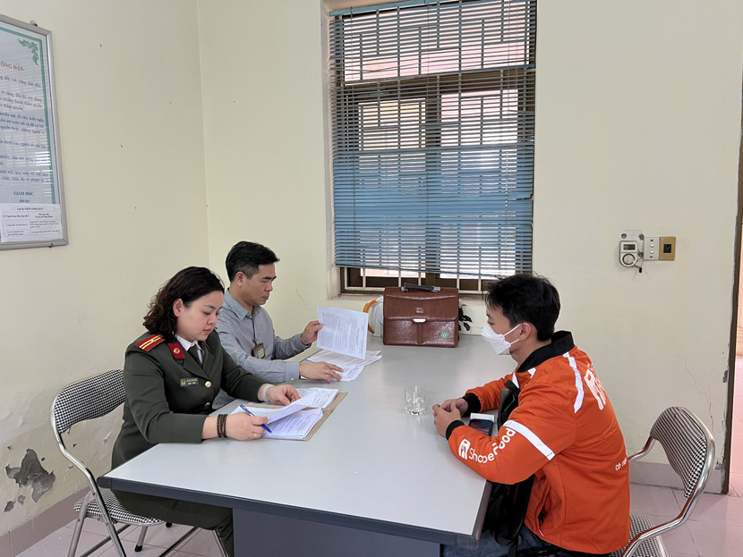 Công an tỉnh Hà Nam xử phạt đối tượng T.C.M về hành vi chuyển cuộc gọi đến đường dây nóng của Bộ Công an sai quy định.