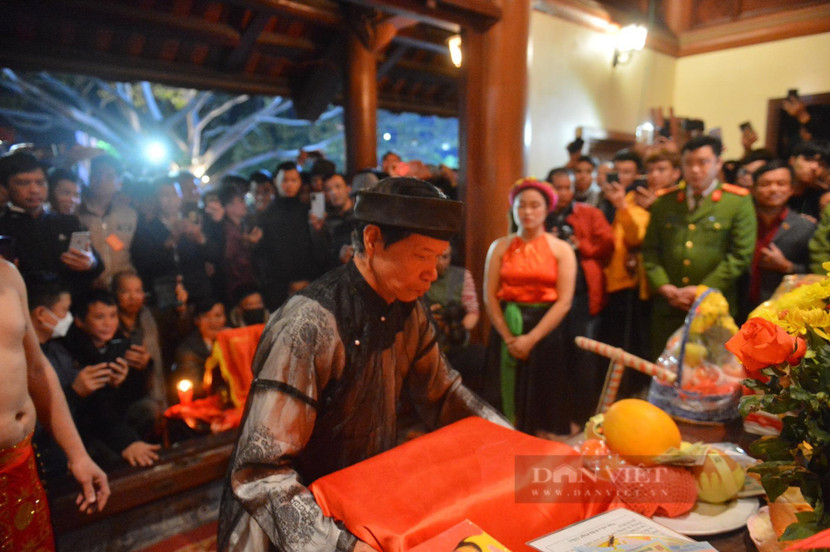 Linh vật được chủ từ đưa xuống trong một chiếc hòm được đóng cẩn thận. Người Tứ Xã quan niệm, khi các thần linh chứng giám thì lúc đó linh vật mới thiêng, chiếc hộp lúc này sẽ được đưa ra. Ảnh: Gia Khiêm Linh vật được chủ từ đưa xuống trong một chiếc hòm được đóng cẩn thận. Người Tứ Xã quan niệm, khi các thần linh chứng giám thì lúc đó linh vật mới thiêng, chiếc hộp lúc này sẽ được đưa ra. Ảnh: Gia Khiêm